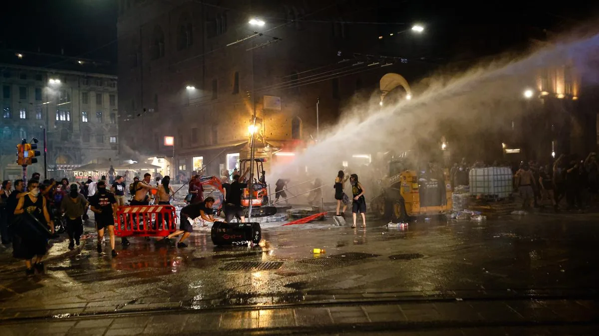 Bologna after the Fakir sit-in, damage and controversies: 50 injured among law enforcement. The live coverage