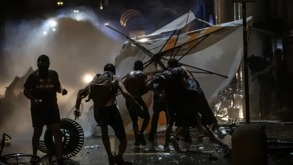 Gli scontri avvenuti ieri sera durante tra forze dell'ordine e un un gruppo di manifestatnti in piazza del Nettuno al presidio per la morte di Abderrahim Fakir