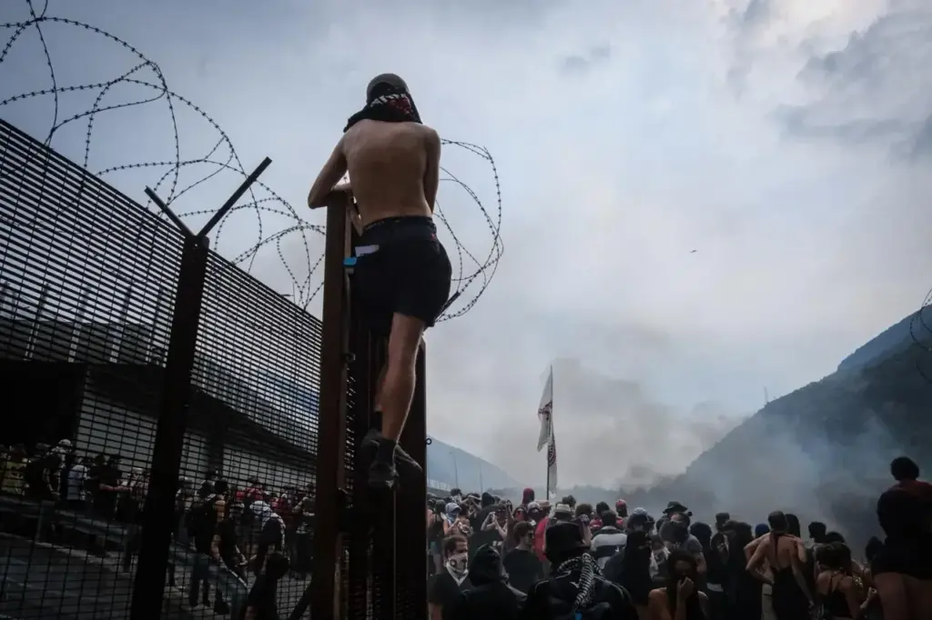 No Tav march, hundreds of hooded individuals assault the Chiomonte construction site