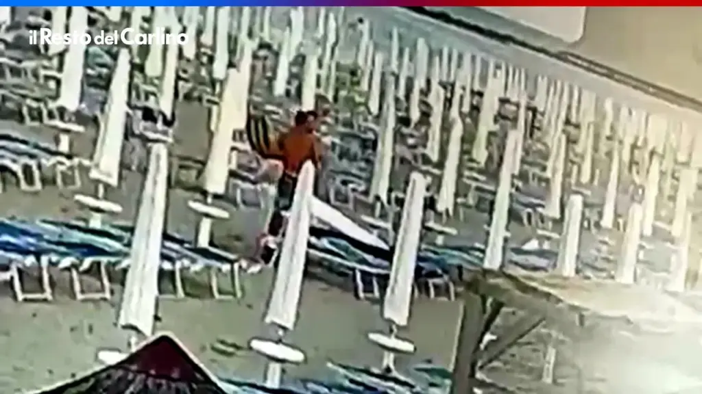 Lidi in balia dei maranza, ronde e guardie in spiaggia. L’imprenditrice aggredita: “Inseguito e preso un teppista”