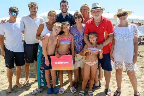 Fabrizio and Maria Angela, every summer they return to celebrate their love born on the beach in Riccione 47 years ago
