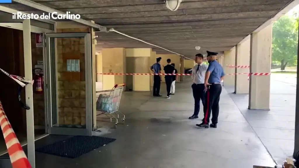 Live homicide in Modena, stabbed on the stairs of a building. Shouts heard by neighbors: “Go away!”. A woman under interrogation
