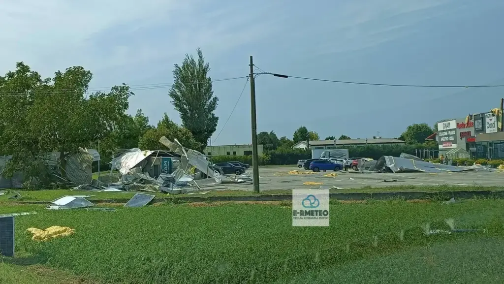Damage in the Ferrara area, photo by Alessandro Bruni published on the Emilia Romagna Meteo Facebook page