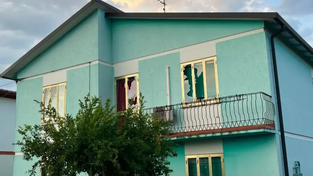 Window glass shattered due to hail in the Ferrara area (photo Meteoroby)