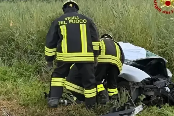 Terrible head-on crash between two cars in Cesenatico: one dead and 2 injured. Adriatic State Road closed to traffic