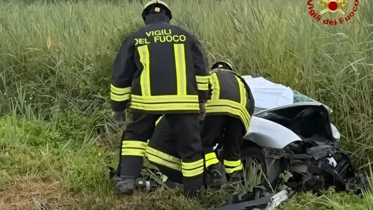 Terrible head-on crash between two cars in Cesenatico: one dead and 2 injured. Adriatic State Road closed to traffic