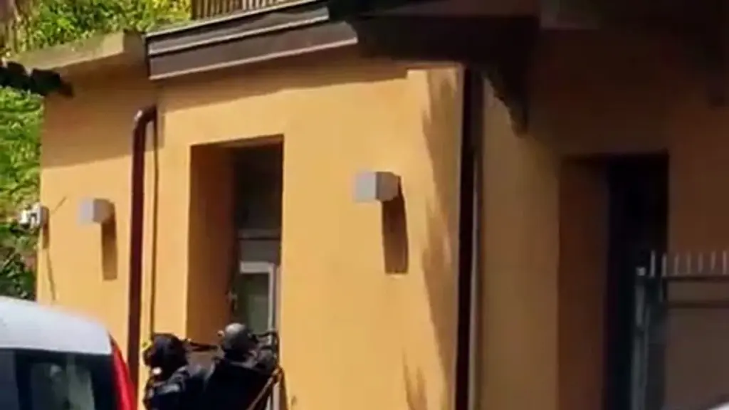 Rapina in banca a Casalecchio, due banditi barricati nella filiale tengono in ostaggio dipendenti e clienti: blitz dei carabinieri