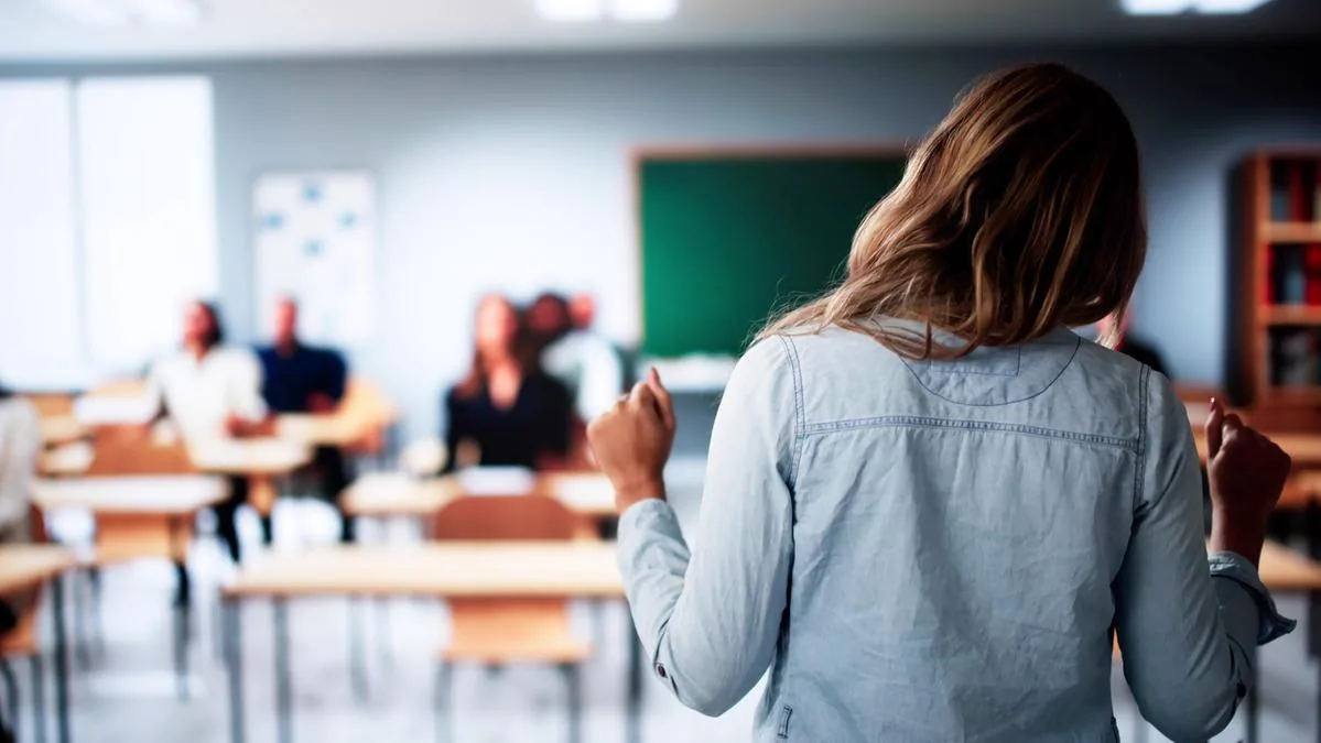 Loses payroll due to an email never received, teacher reinstated in ranking by the Tar