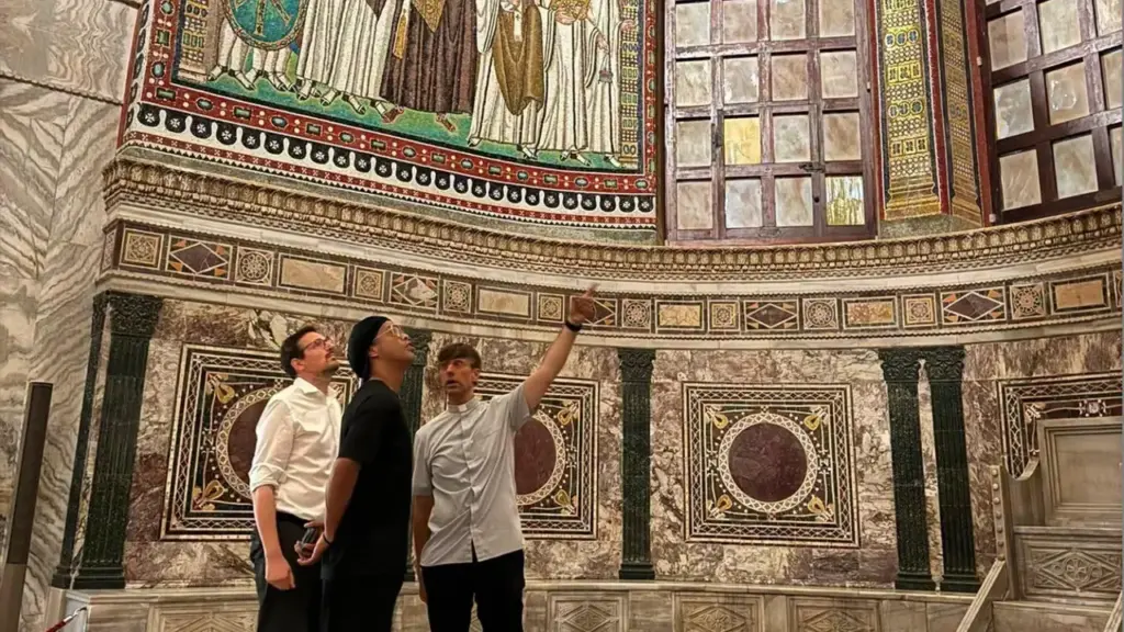 Ronaldinho under the Cosmocrator, at San Vitale the 'god of football' meets God: among mosaics, Theodora and Giusti