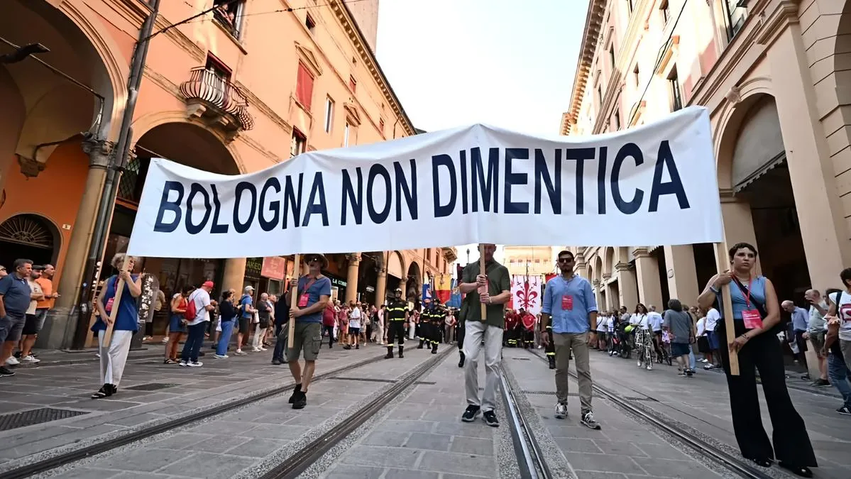 Strage of August 2, Molteni: “Neo-fascist matrix”. Lepore: “It is the most important day in the history of Bologna”. March on via Indipendenza, led by Fakir's relatives. The live broadcast