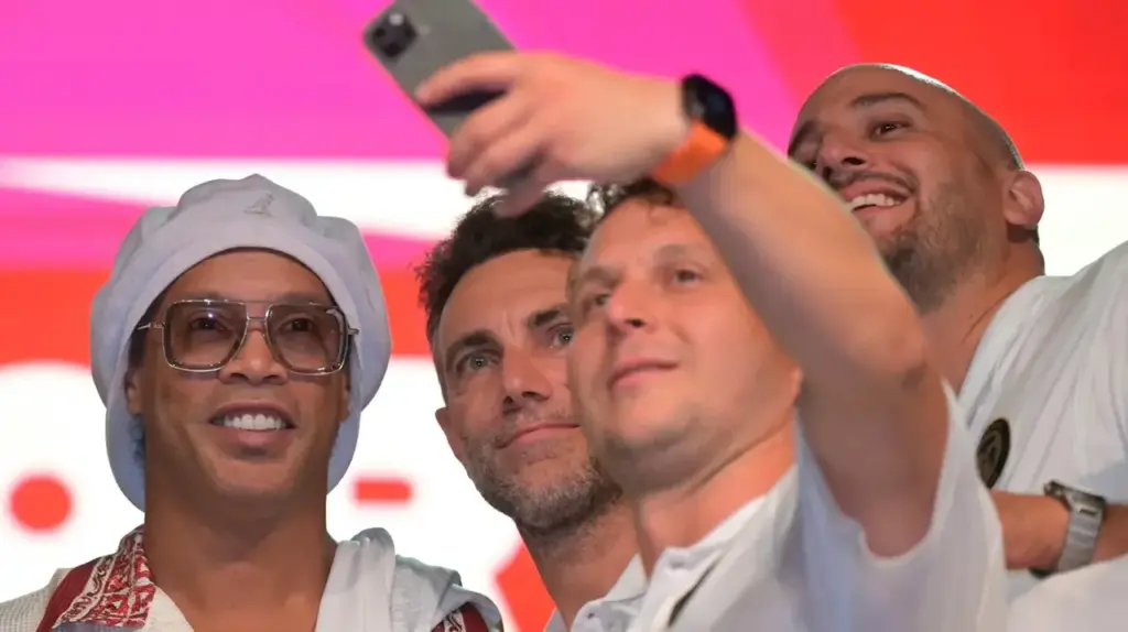 Ronaldinho, the yellow-red fans are delirious (photo Ansa)