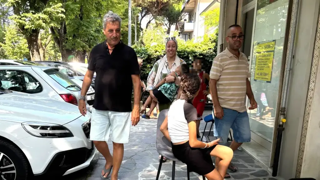 The insurer (on the left), who tried to comfort the defrauded families
