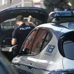 Steals from a parked car, but is caught by the owner: the thief bites his hand and then tries to escape
