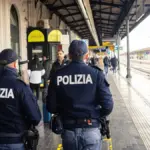 Violence at Bologna station: kicks and punches a passenger, then attacks a police officer