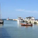 Slightly angry with his wife in the car, the husband throws the vehicle into the sea: couple saved in the water by fishermen
