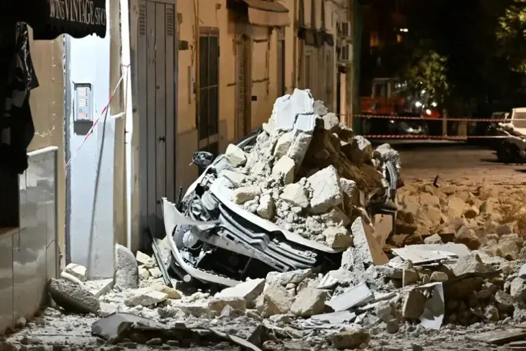 A collapse in Pozzuoli following the earthquake