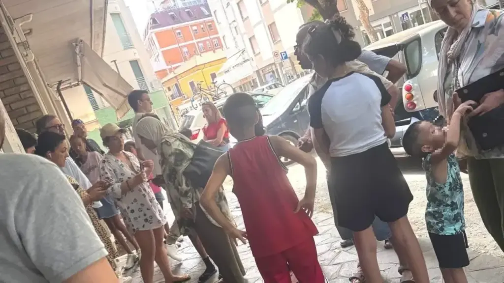 Tourists in front of the house of the fake ad