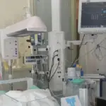 A needle, a few millimeters and the heart resumes its rhythm: a newborn weighing just one kilo saved