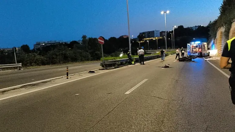 Tragedy on the Axis: crashes motorcycle into guardrail. Dead