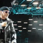Vasco Rossi, behind the insults from the ‘fan’ the computer disguise emerges: now he faces a double charge