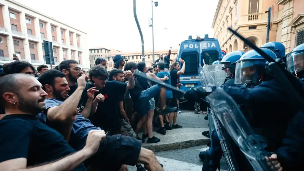 Manifestazione e scontri in centro dopo morte di Abderrahim Fakir