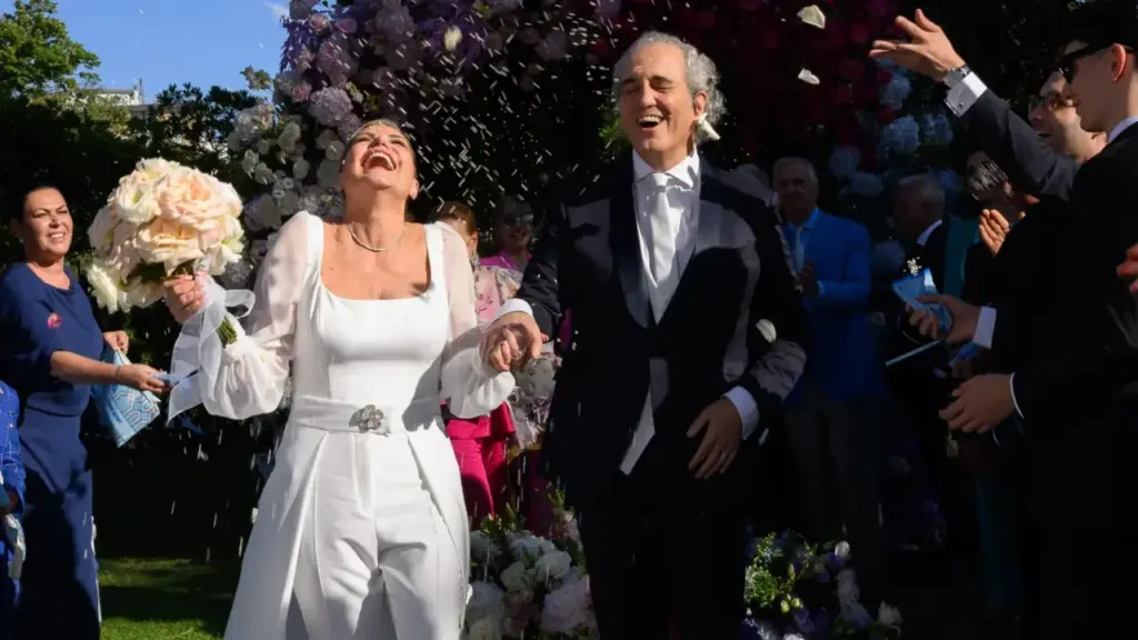 Simona Ventura e Giovanni Terzi il giorno del loro matrimonio celebrato il 6 luglio 2024 a Rimini. Una festa con 100 coppie di amici tra Grand Hotel e spiaggia