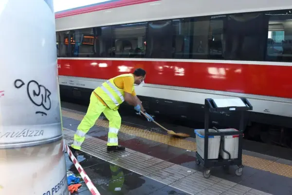Hit by a train at Rimini station: the young man is in serious condition