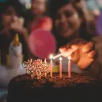 The waitress is on sick leave but posts birthday photos on Instagram: fired. She appeals and the judg