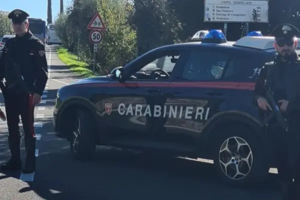 Car does not stop at the stop sign and is chased, the driver dies in the ambulance after being stopped