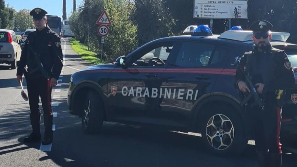 Car does not stop at the stop sign and is chased, the driver dies in the ambulance after being stopped
