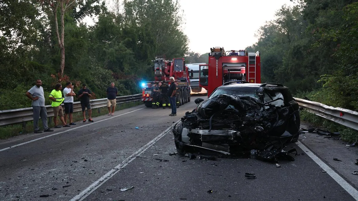 Head-on collision between car and truck in Marina Romea: four injured. A young man in critical condition