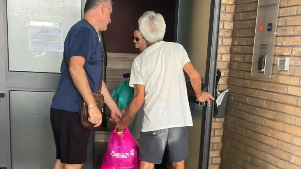 The entrance of the building on via Pascoli in Cesenatico where hundreds of tourists were scammed