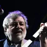 The story of Guccini: the beginnings as a journalist, the never finished university, the 5,000 lire guitar and the first