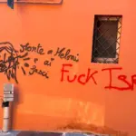 Shocking writings against Prime Minister Meloni ‘drawn’ with a gun to the temple and slogans against the police
