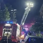 Fire in an apartment building, 7 adults and 2 children evacuated and rescued