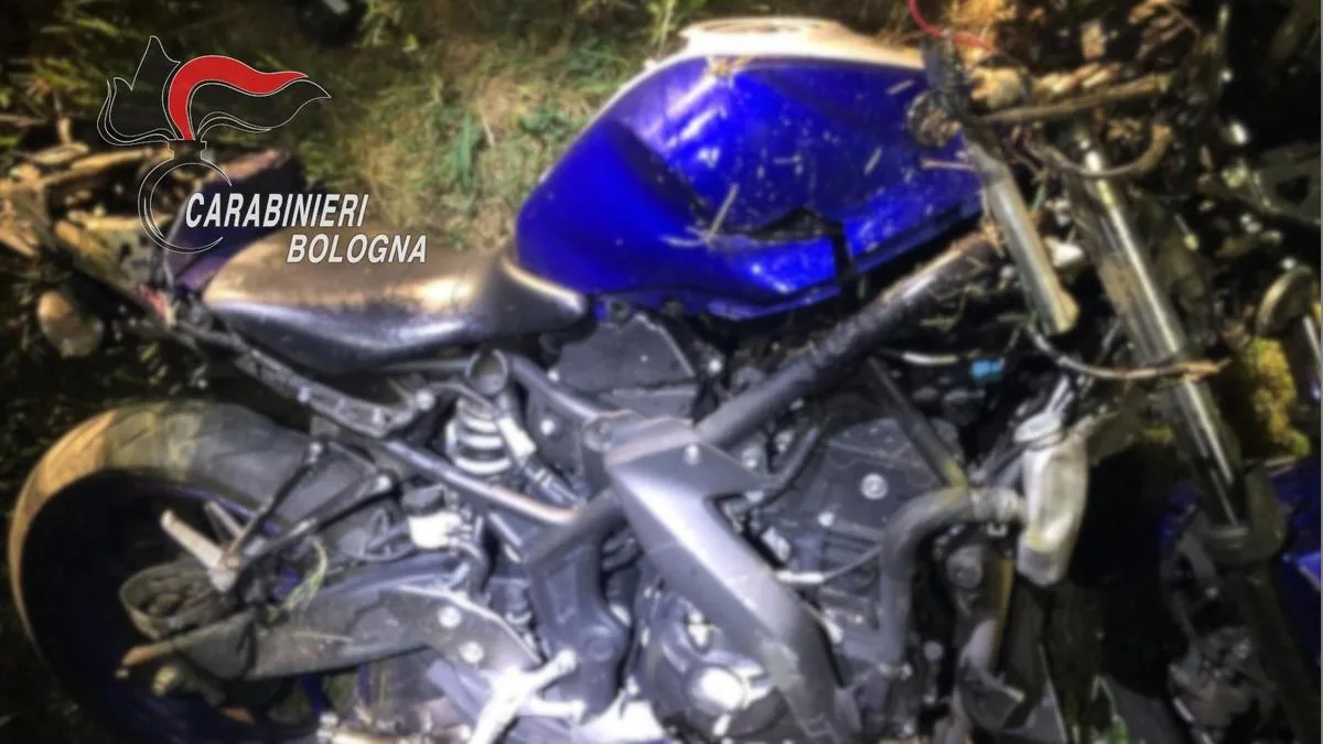 Giuseppe skids with the motorcycle and crashes to the ground: dead at 20 years old. Friends raise the alarm