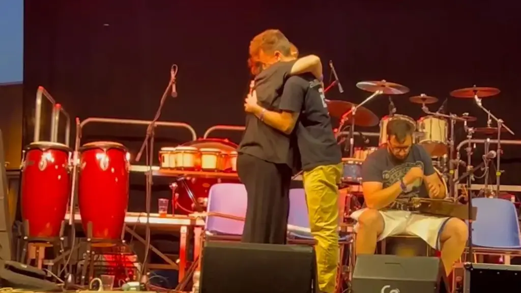 Great party in memory of Ambro, the embrace with the mother on stage: the video