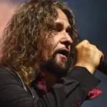 The Nomadi tribute band sings ‘Bella Ciao’ at the fair, with the audience making the throat-slitting gesture. “The music