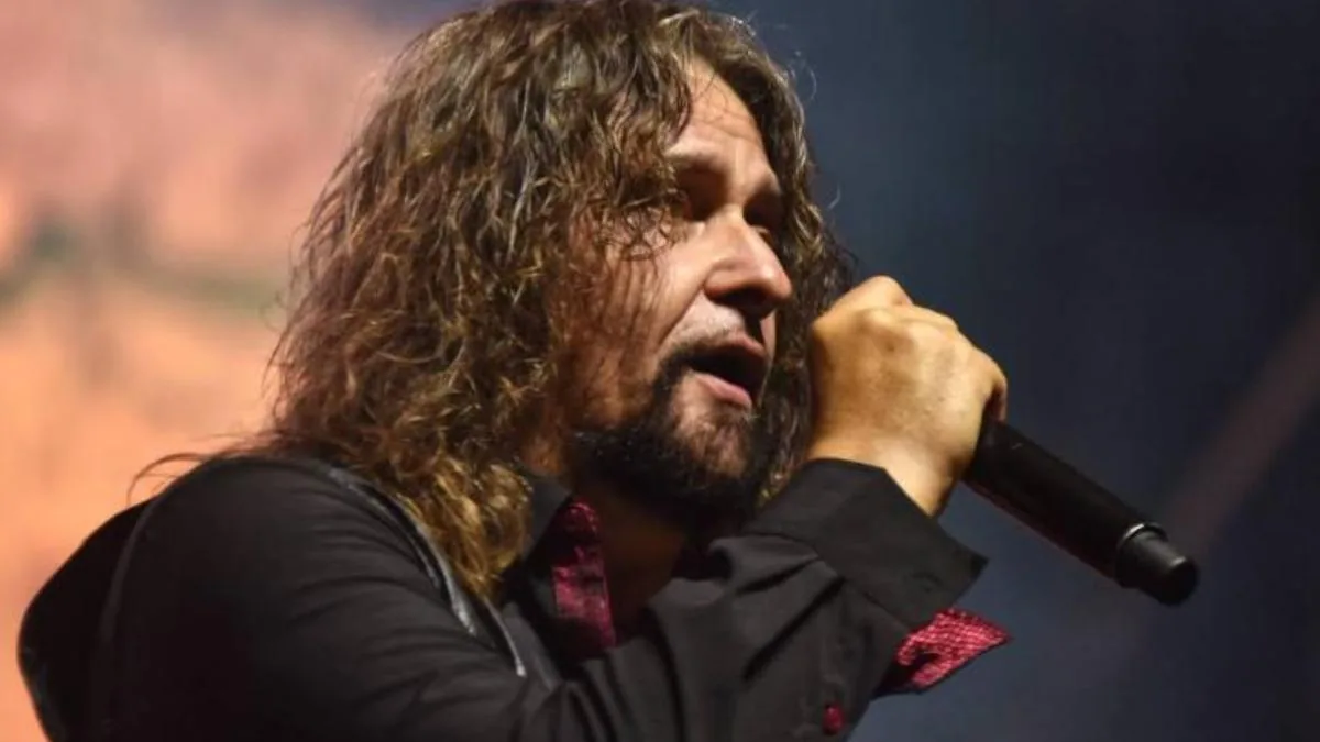 The Nomadi tribute band sings ‘Bella Ciao’ at the fair, with the audience making the throat-slitting gesture. “The music