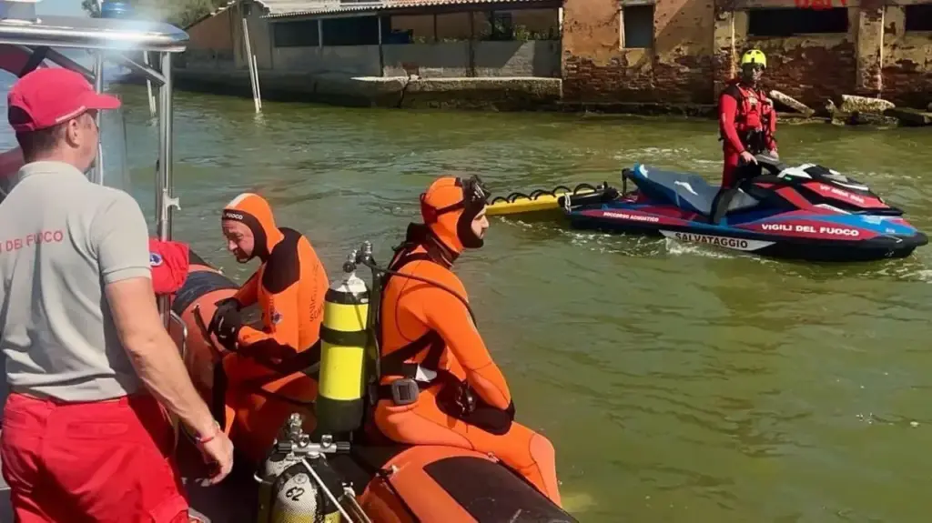 During the search for Gabriela Querino, the 26-year-old of Brazilian origin missing in the Venice lagoon in the Tessera canal (Photo by the firefighters)