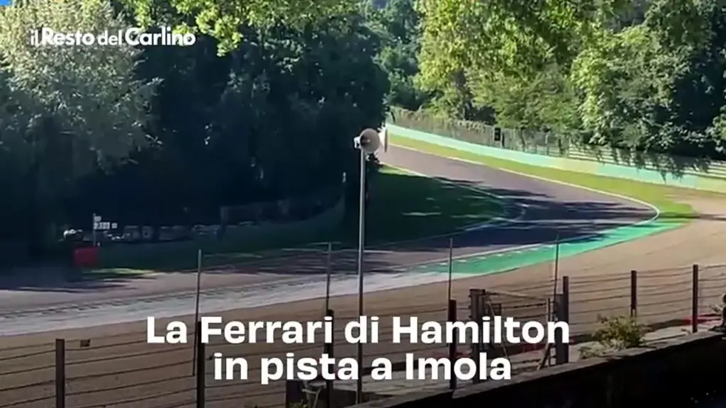 La Ferrari gira a Imola, il video di Hamilton al volante: tanti i curiosi nella zona del circuito