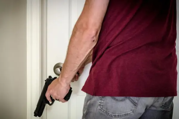 Post a video on social media while using the gun: shortly after the carabinieri knock on the door and also find ammunition
