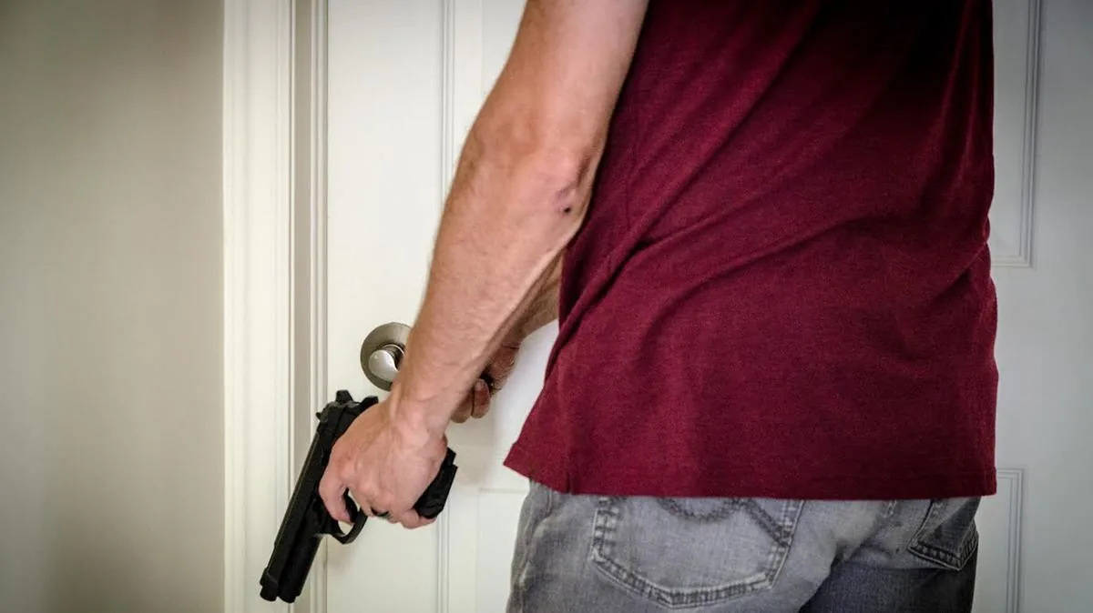 Post a video on social media while using the gun: shortly after the carabinieri knock on the door and also find ammunition