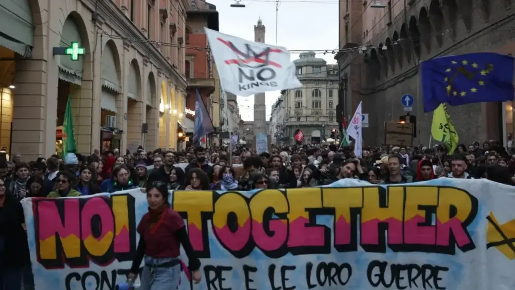 Thousands in the center at the anti-Cpr march. The parade ends without tensions. Slogans against wars and the government