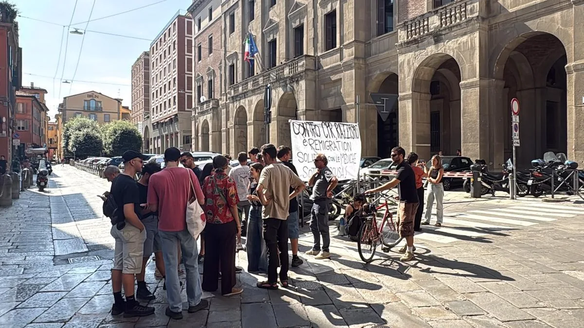 There are 7 doctors from Bologna searched for fake certificates for immigrants. The revolt of the collectives, sit-in
