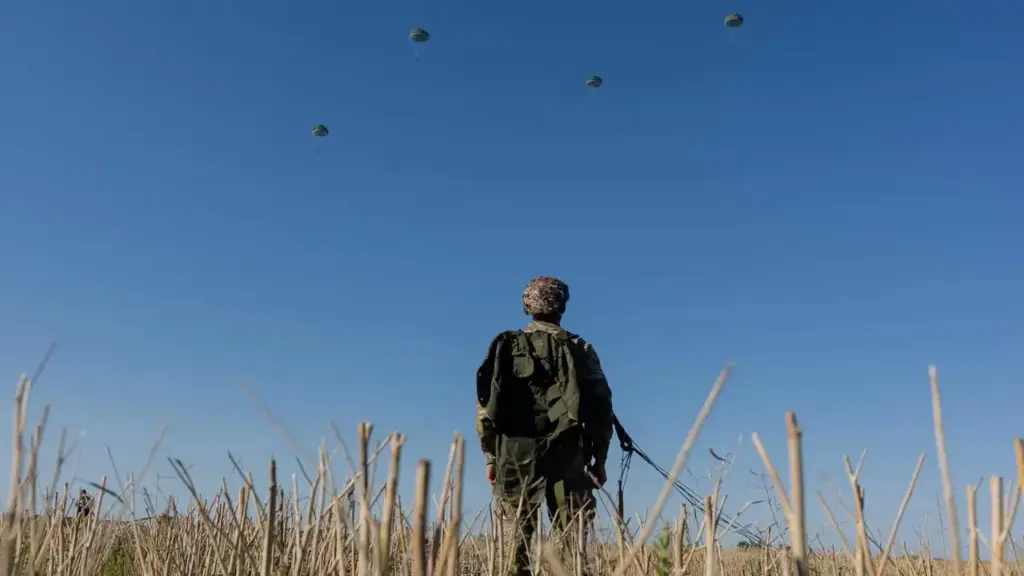 A Ukrainian soldier during an exercise (Ansa)