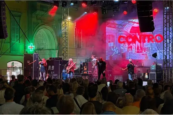 Nomadi Concert, Piazza Prampolini packed in Reggio Emilia. The band "Give peace a chance"