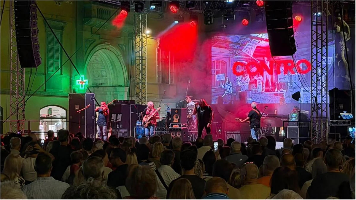Nomadi Concert, Piazza Prampolini packed in Reggio Emilia. The band "Give peace a chance"