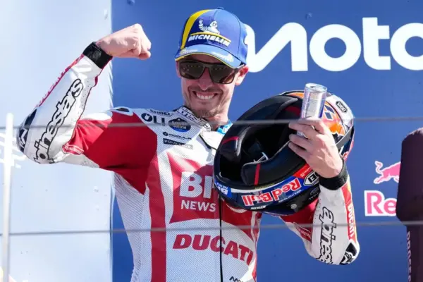 "Alex and Sic, victory!”. The Team Gresini bike with Simoncelli's colors on the MotoGP San Marino podium: “O