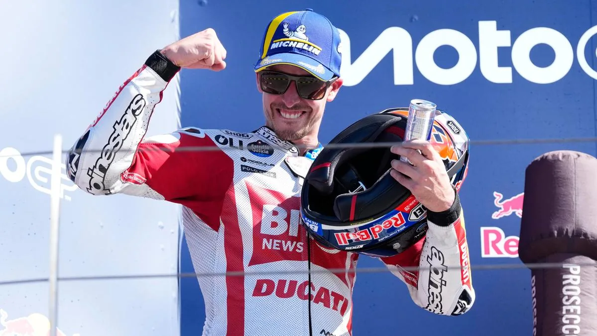"Alex and Sic, victory!”. The Team Gresini bike with Simoncelli's colors on the MotoGP San Marino podium: “O